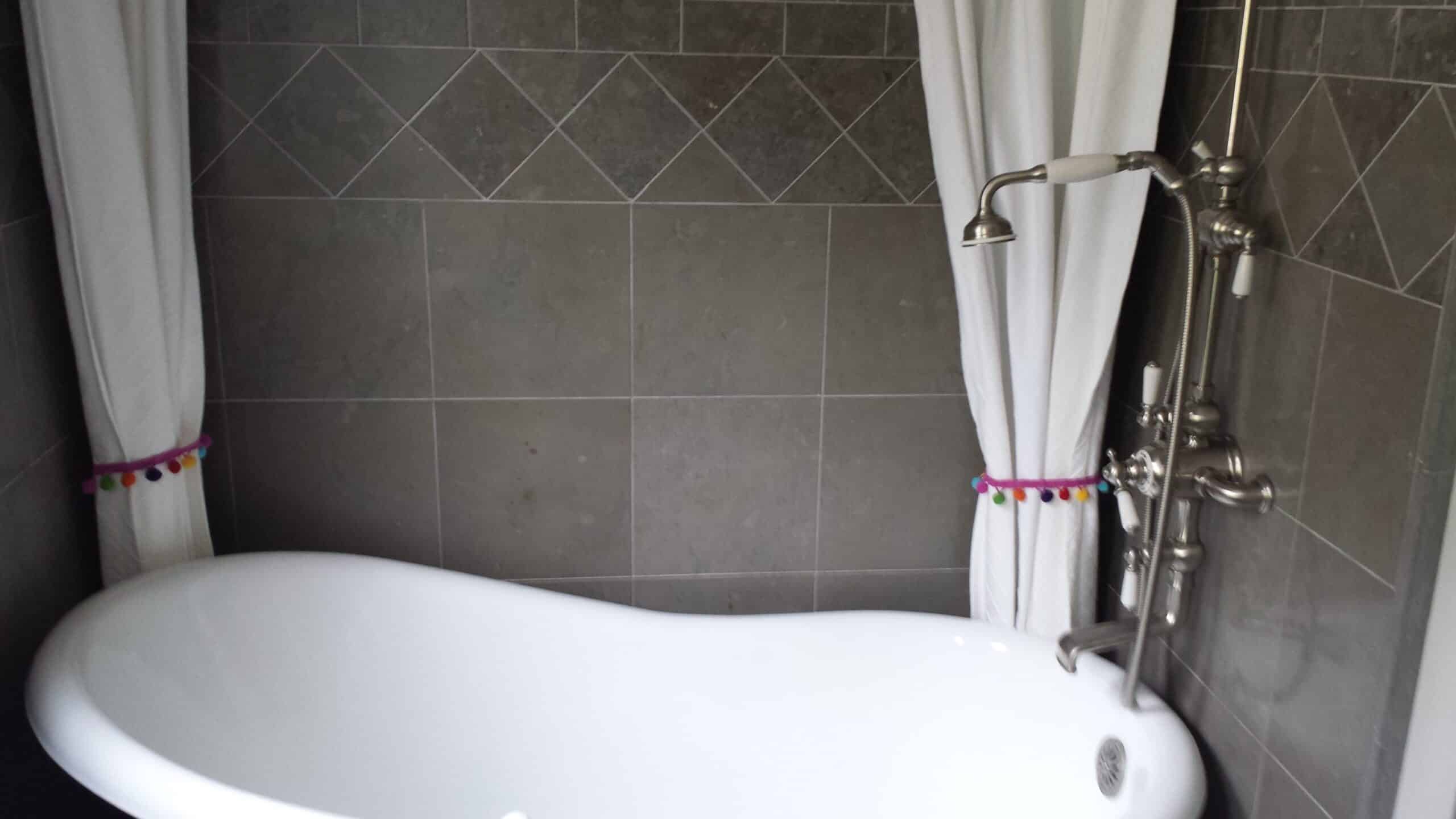 BEFORE: Girl's Tub & Shower